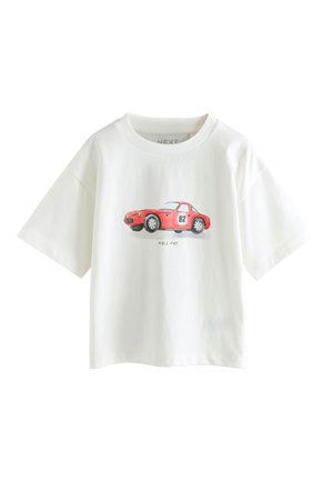 Biała koszulka z krótkim rękawem dla malucha z czerwonym samochodem wyścigowym i numerem 82 nadrukowanym na środku, napis "Race Day" pod samochodem.