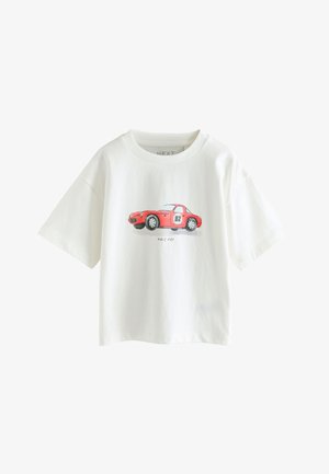 Hvid kortærmet t-shirt til småbørn med en rød racerbilsprint og nummer 82 trykt i midten, tekst "Race Day" under bilen.