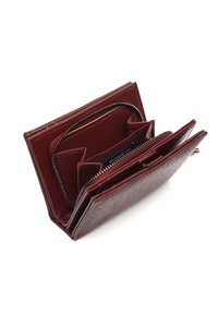 Burgundowa portmonetka z teksturowanej skóry z wieloma przegrodami, zamykaną na zamek sekcją i zapięciem na zatrzask. Posiada srebrnobrązowe elementy metalowe.