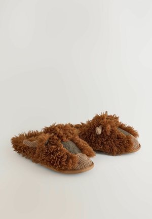 Papuci maro cu parte superioară din textil pufoasă, vârf din suede texturat și accente din material țesut. Dispun de detalii moi asemănătoare blănii și o talpă din cauciuc.
