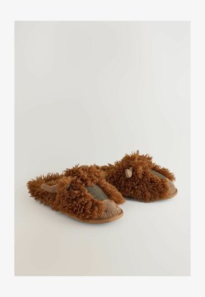 Chaussons marron avec une tige en textile duveteux, un bout en daim texturé et des accents en tissu tissé. Présente des détails en fourrure douce et une semelle en caoutchouc.