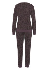 Completo con top a maniche lunghe e pantaloni in viola scuro con stampa leopardata nera, polsini e orlo a coste, mostrato da dietro.