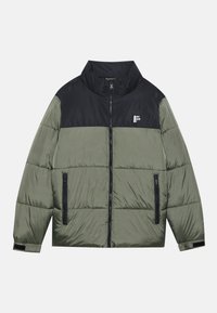 Chaqueta acolchada en verde oliva con una sección superior negra, cierre de cremallera frontal y dos bolsillos laterales con cremalleras negras en contraste.