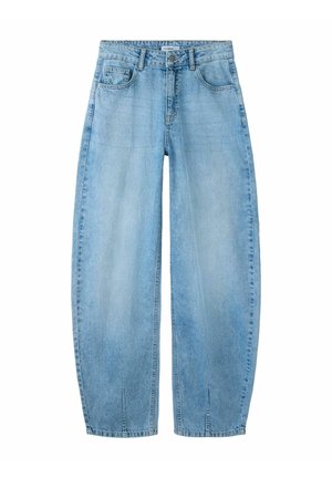 Svetlo modre kavbojke z ravnimi nogavicami in visokim pasom, ki imajo sprednje žepe, zanko za pas, zapenjanje na gumb in diskretne sprednje razpoke na robu.