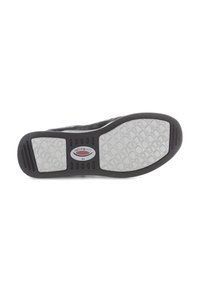 Semelle de chaussure en caoutchouc noir avec motif de bande de roulement texturé gris et logo de marque. Comprend des rainures circulaires et linéaires pour une meilleure adhérence.