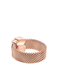 Anillo de malla en oro rosa con un broche liso y redondeado que presenta un logotipo. El diseño es texturizado y flexible, asemejando hebras de metal trenzadas.