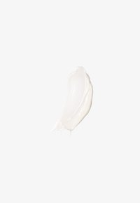 Crème blanche avec une finition brillante, texture lisse et consistance fluide, enroulée dans une forme fluide sur un fond uni.