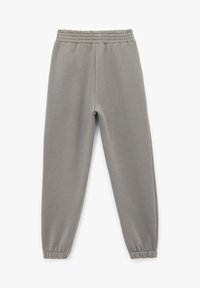 Gr�å sweatpants lavet af blødt stof, med en elastisk talje, manchetter ved anklerne og en afslappet pasform. Ingen mønstre eller detaljer synlige.