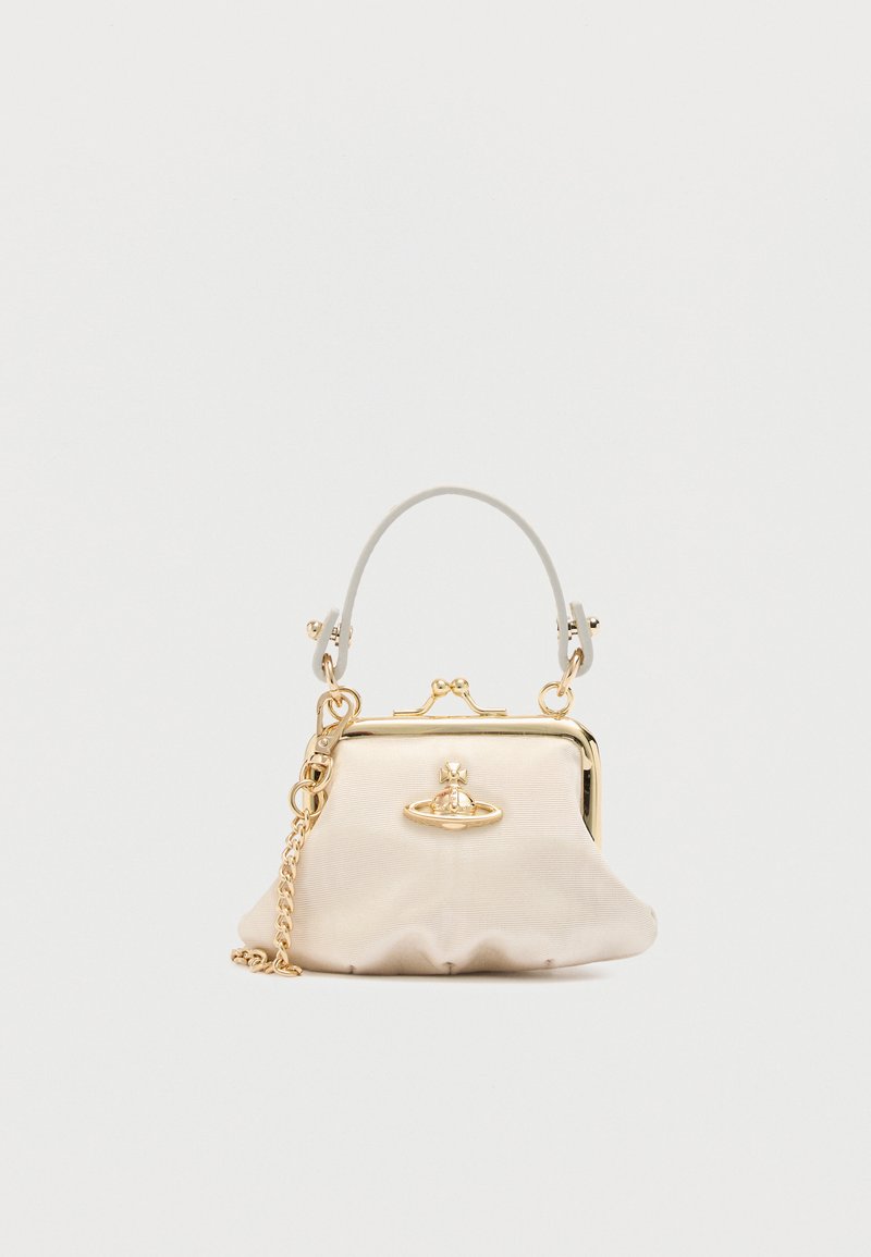 Μικρή μπεζ τσάντα με χρυσό πλαίσιο, χρυσή αλυσίδα λουρί και χρυσό έμβλημα σφαίρας μπροστά, τοποθετημένη πάνω σε ανοιχτό γκρι φόντο.