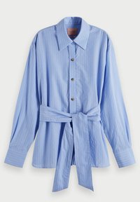 Lichtblauwe button-up shirt met verticale witte strepen, lange mouwen, een kraag en een strikceintuur in de taille. Heeft gouden knopen en een zachte textuur.