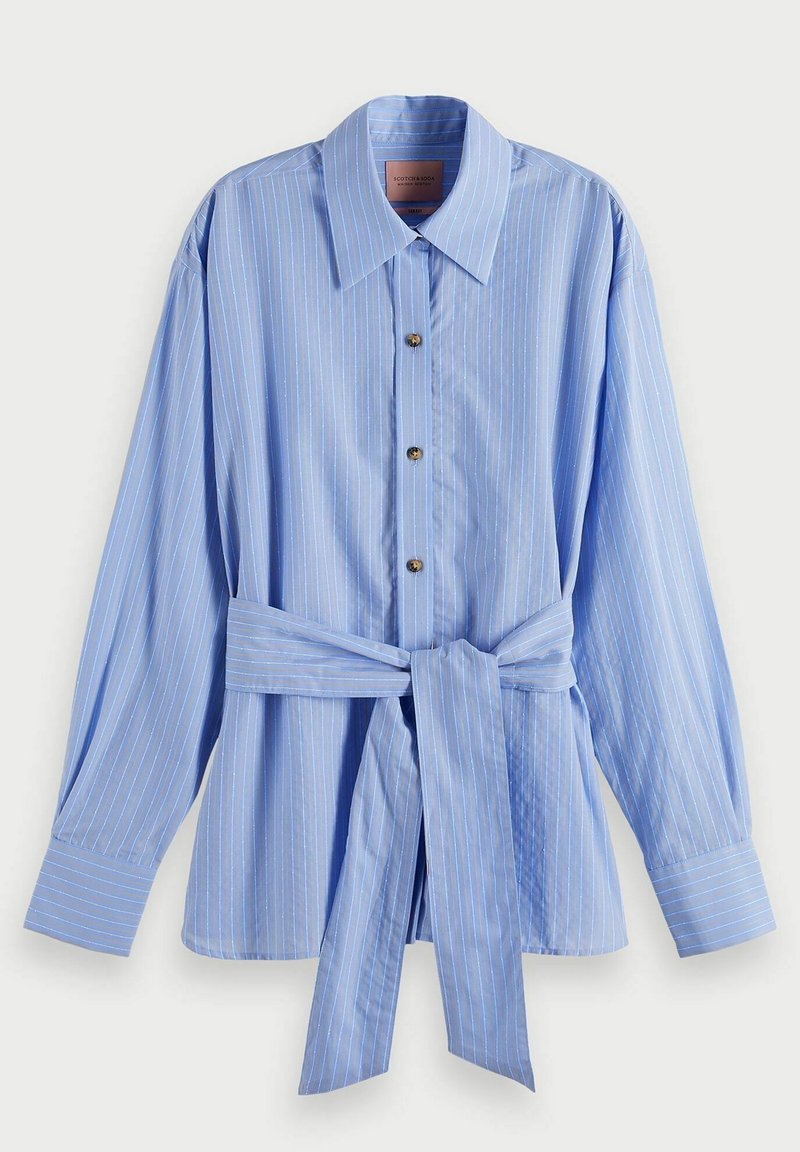 Lichtblauwe button-up shirt met verticale witte strepen, lange mouwen, een kraag en een strikceintuur in de taille. Heeft gouden knopen en een zachte textuur.
