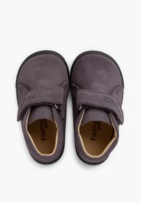 Zapatos de ante gris oscuro con cierre de Velcro, puntera redonda, suela texturizada, interior suave y logotipo en el lateral. Diseñados para comodidad y estabilidad.