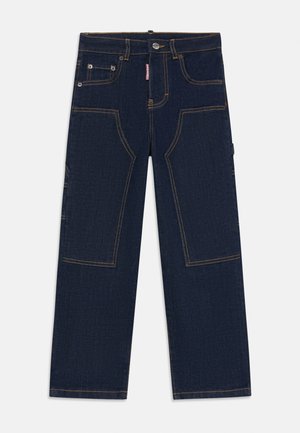 Tumed sinised denim cargo püksid kontrastsete oranžide õmblustega, mitme tasku ja sirge säärekujundusega. Omab ees nuppude sulgemist.