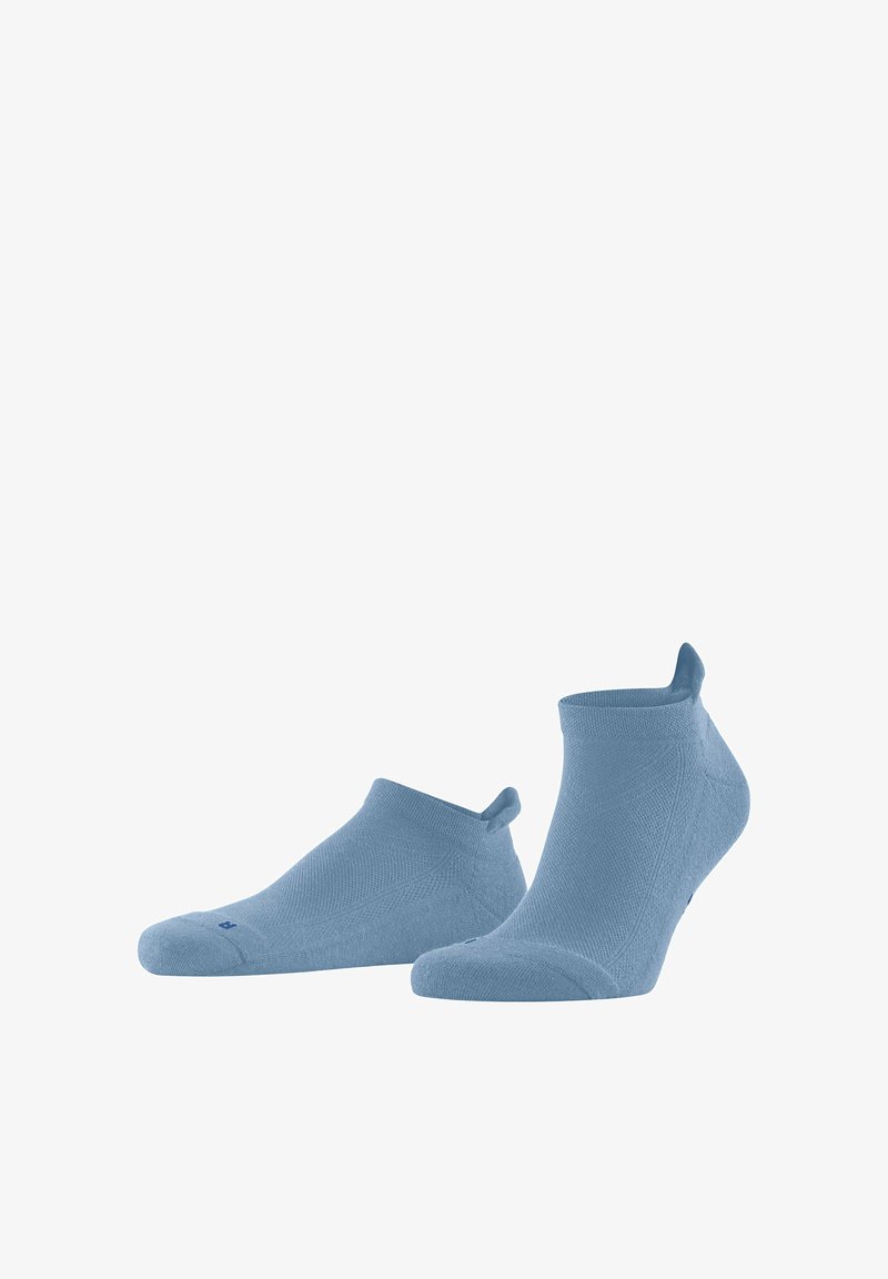 Paire de chaussettes de sport basses bleu clair, l'une droite et l'autre inclinée, sur un fond blanc.