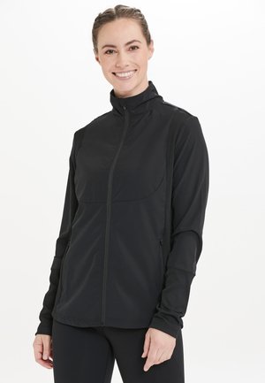 Svart atletisk jacka med hög krage, full frontdragkedja och texturerade ärmdetaljer. Har två sidofickor och en åtsittande design.