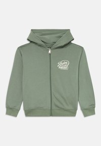Grønn zip-up hettegenser laget av bomullsblandingsstoff. Har en frontglidelås, hette og et hvitt logo-print på venstre bryst. Myk tekstur.