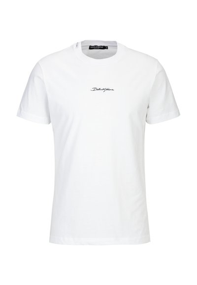 Witte katoenen T-shirt met korte mouwen, ronde halslijn en een zwart geborduurd logo op de borst. Gladde textuur, klassieke pasvorm.