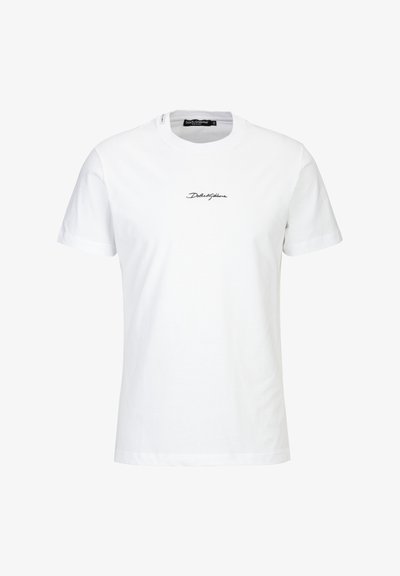 Witte katoenen T-shirt met korte mouwen, ronde halslijn en een zwart geborduurd logo op de borst. Gladde textuur, klassieke pasvorm.