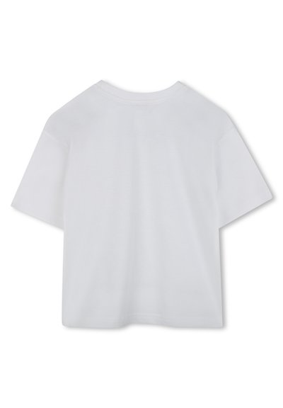 Vit kortärmad t-shirt i mjuk bomull, med en avslappnad passform och en klassisk rund halsringning utan synliga logotyper eller mönster.