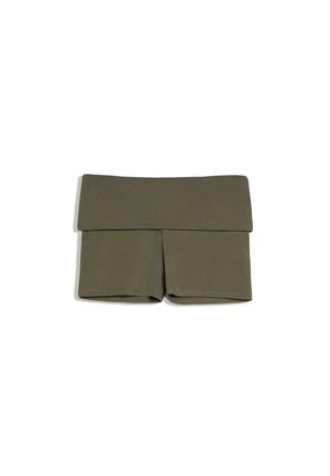 Olivengrønne shorts med fold-over talje, lagt fladt ud og med brede manchetter samt en central læg på hvert ben.
