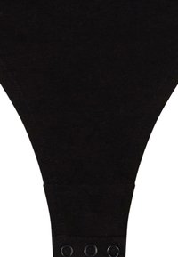 G-string in cotone nero con texture liscia, caratterizzato da un design a vita bassa e tre chiusure a scatto metalliche nella parte inferiore per una vestibilità regolabile.