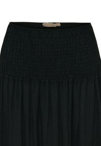 Sort maxi nederdel med en elastisk talje og flydende stof. Teksturen er blød med et let og luftigt design, der er passende til varmt vejr.