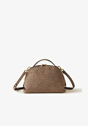 Borsa a mano marrone dalla texture a cupola, con cerniera dorata, manico corto in alto e tracolla lunga regolabile.