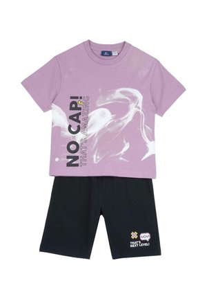 Fioletowy bawełniany t-shirt z graficznym tekstem i białym wzorem w kształcie spirali, zestawiony z czarnymi bawełnianymi szortami z żółtymi i białymi nadrukami.