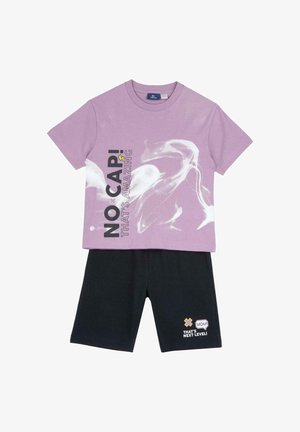 Camiseta morada de algodón con texto gráfico y diseño de remolinos blancos, combinada con pantalones cortos negros de algodón con detalles impresos en amarillo y blanco.