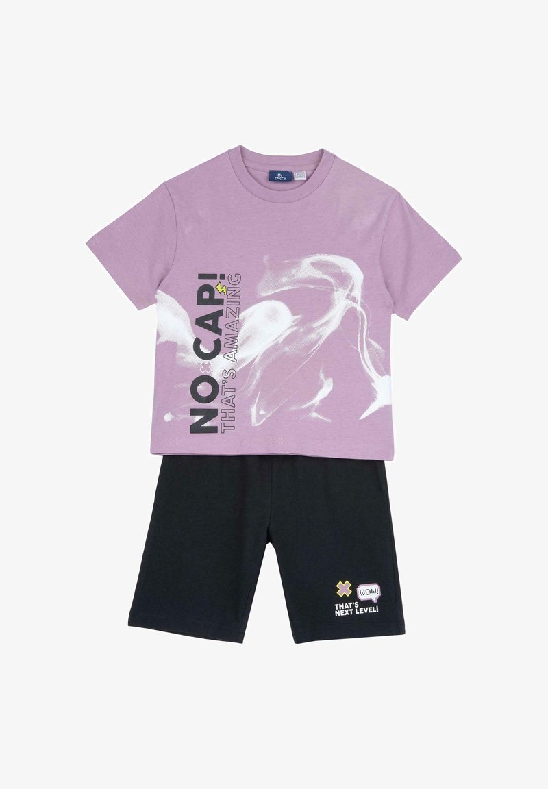 T-shirt en coton violet avec texte graphique et motif tourbillonnant blanc, associé à un short en coton noir avec des accents imprimés en jaune et blanc.