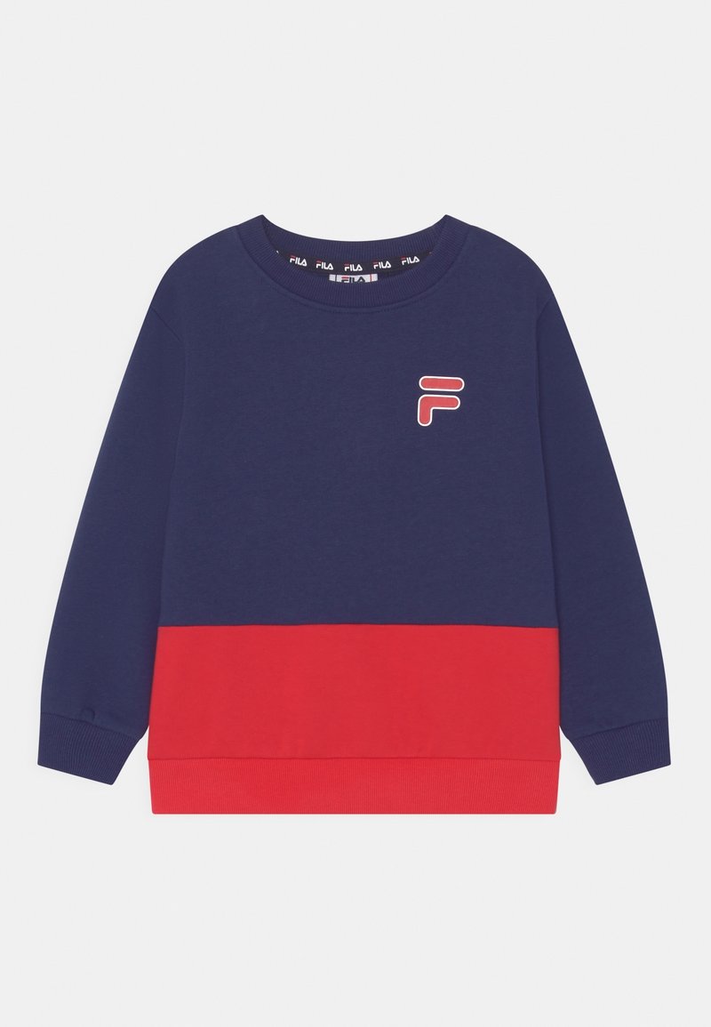 Sweat-shirt à manches longues bleu marine et rouge avec col rond, logo Fila sur le haut gauche de la poitrine, et poignets et ourlet côtelés.