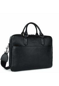 Briefcase in pelle nera con superficie texturizzata, doppia maniglia e tracolla rimovibile. Presenta accessori in argento e una tasca frontale.
