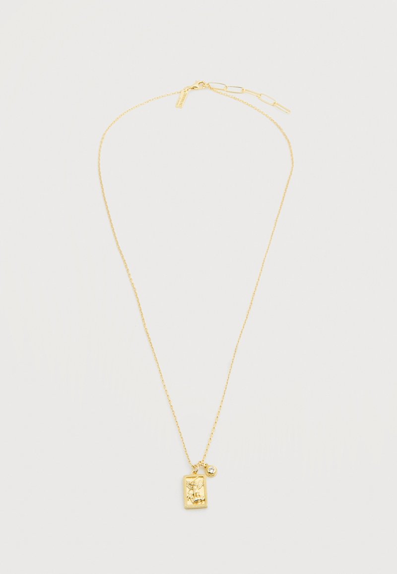Λεπτό χρυσό κολιέ με αλυσίδα και ορθογώνιο μενταγιόν που φέρει χαραγμένη φιγούρα και μικρό στρογγυλό μενταγιόν με διαφανές λίθο.