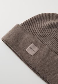 Calvin Klein CHUNKY OPEN BEANIE - Kootud müts - cinder