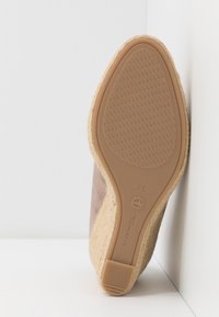 Scarpa con tacco alto beige chiaro, con base in stile espadrillas testurizzata, tomaia in morbido suede e suola in gomma liscia. Taglia 37 indicata sulla suola.