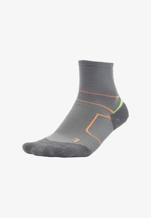 Graue Knöchelsocke mit orangefarbenen und grünen Akzenten, strukturiertem Stoff und geripptem Bündchen, speziell für den linken Fuß.