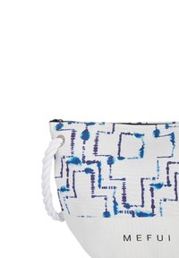 Borsa in canvas con motivo geometrico blu e navy su sfondo bianco, dotata di manico a corda e chiusura con zip nella parte superiore.