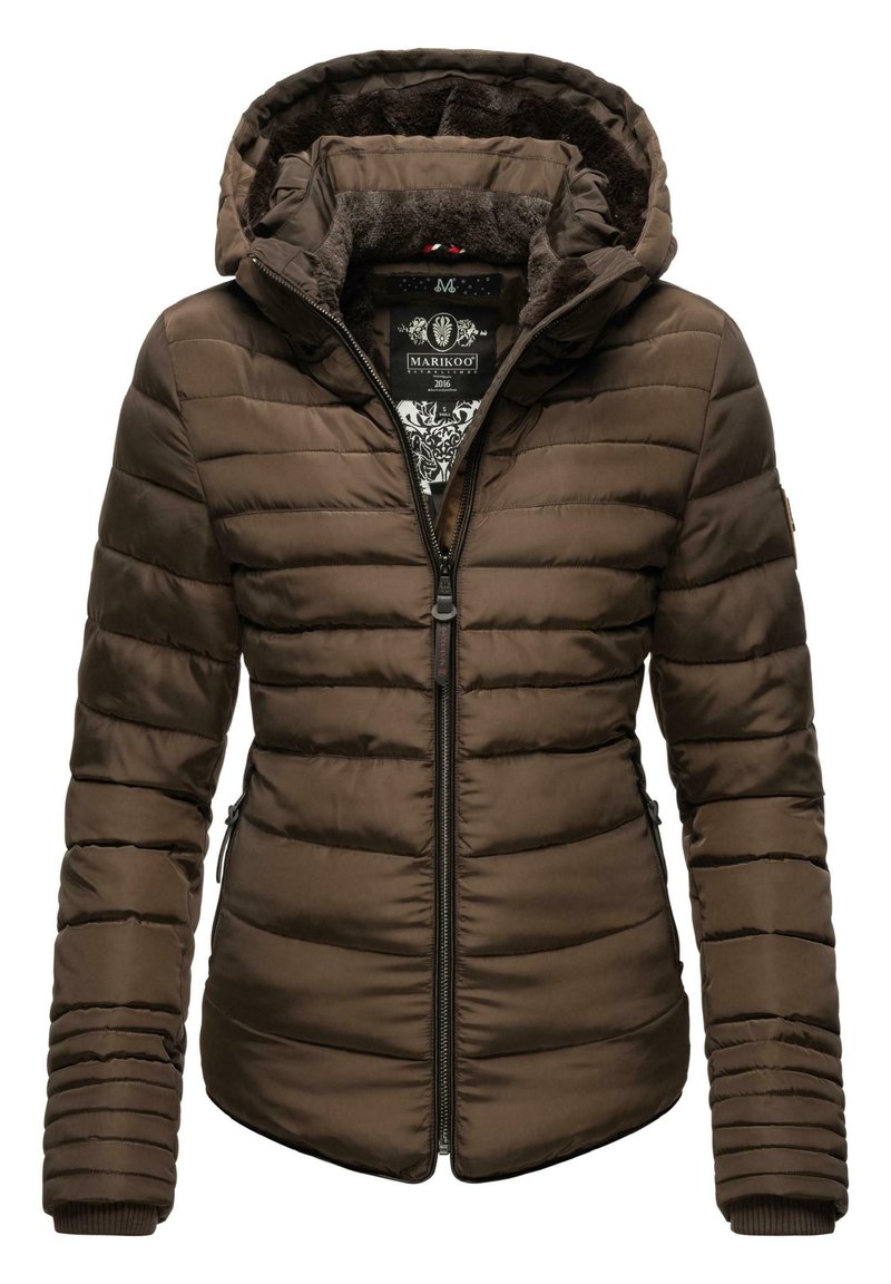 Veste matelassée marron avec capuche, dotée d'une fermeture éclair à l'avant, de poches latérales et de poignets côtelés. Doublée d'un matériau doux pour plus de chaleur.