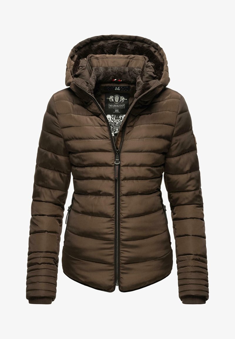 Brun polstret jakke med hætte, med lynlås foran, sidelommer og ribbede manchetter. Foret med blødt materiale for varme.