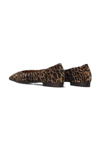 Leopardprint platte schoenen van gestructureerd suede, met een spitse neus en een lage hak voor comfort. Het ontwerp toont een bruin en zwart patroon.