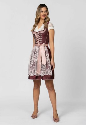 Traditionelle bayerische Tracht aus bordeauxrotem Stoff, Spitzenrand, intricater Korsett mit silbernen Akzenten und einem rosafarbenen Satin-Gürtel, mit floraler Spitze überzogen.