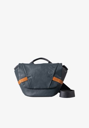 Donkergrijze crossbodytas met bovenhandvat, oranje lederen accenten en verstelbare zwarte riem op een witte achtergrond.