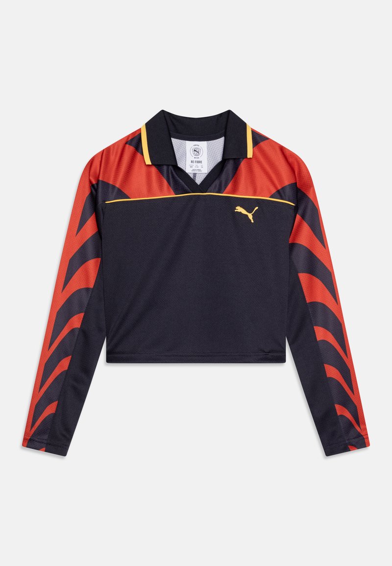Kuttet langermet polo i mørkeblå med røde og svarte stripe mønstre. Har klassisk krage og gule detaljer. Laget av pustende materiale.