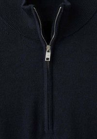 Granatowy sweter z wysokim kołnierzem i srebrnym suwakiem. Dzianinowa tekstura o gładkim wykończeniu. Suwak posiada prostokątny uchwyt.