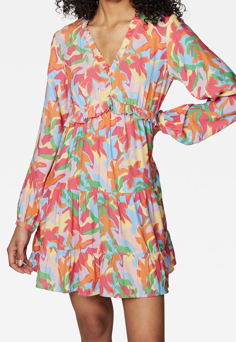 Robe colorée et légère avec un décolleté en V, des manches longues, des détails en volants et une jupe en plusieurs couches dans des teintes vives de rose, vert et orange.