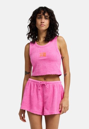 Lyserød, tekstureret sæt med croptop og shorts, der har rund hals, elastisk taljebånd og justerbar snor. Lille logodetalje på toppen.