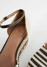 Next FOREVER COMFORTCLOSED TOE REGULAR FIT - Täistallaga kingad - black white stripe