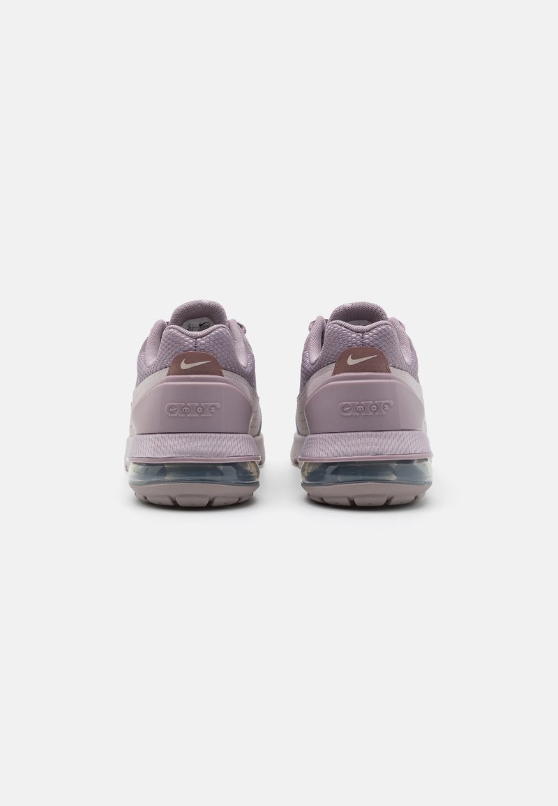 Des chaussures de sport violettes avec des tiges en maille, des cols rembourrés et un amorti en air translucide. Elles présentent des accents bruns et des détails de logo.