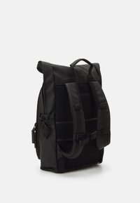 Schwarzer Rucksack mit Rolltop-Design, gepolstertem Mesh-Rücken, verstellbaren Trägern und seitlicher Tasche mit Reißverschluss. Robustes Material.