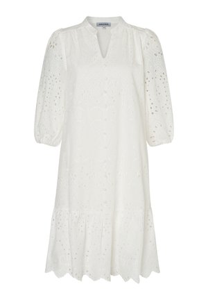 Robe blanche jusqu'aux genoux avec manches trois-quarts bouffantes, boutons sur le devant, encolure en V, et motif floral en dentelle ajourée sur toute la surface.